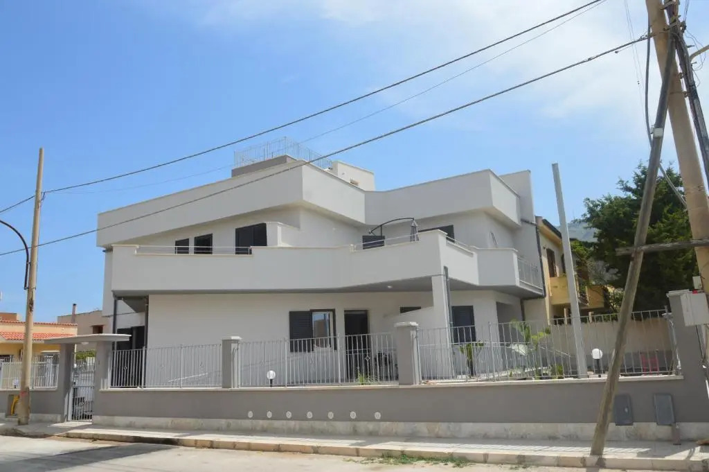 Eryx Apartments