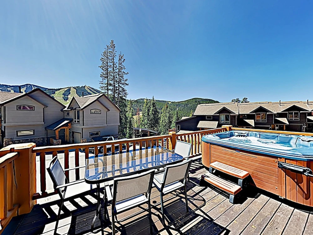 New Listing! Upscale W/ Private Hot Tub 5 Bedroom Townhouse