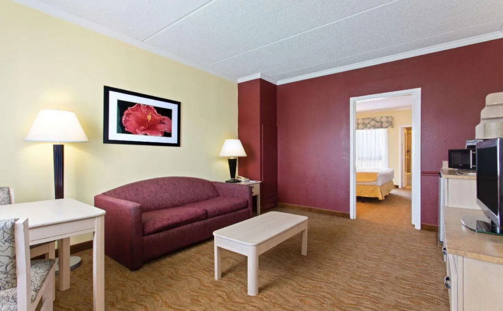 Baymont Inn & Suites Tampa Near Busch Gardens