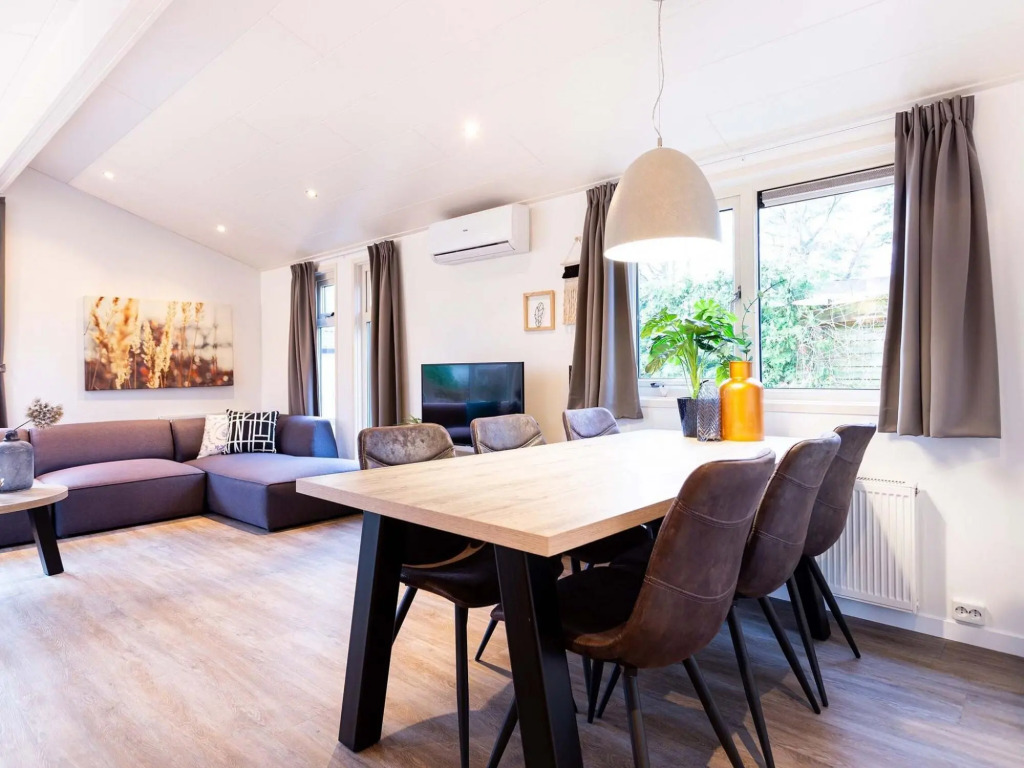 Well-kept chalet with microwave, in a holiday park in the middle of De Veluwe