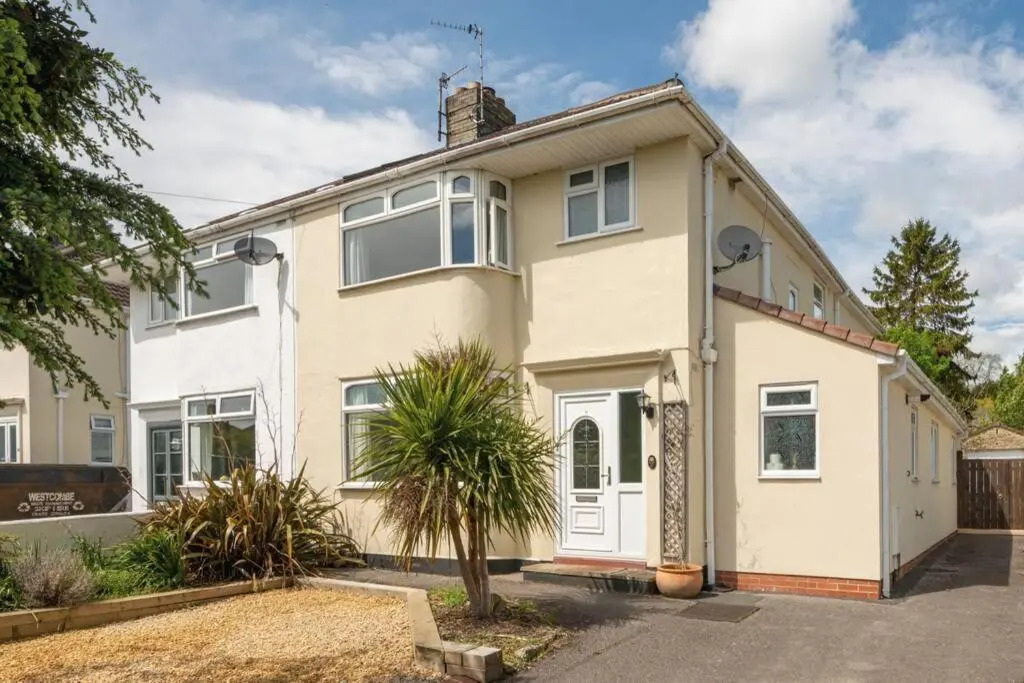 Spacious 3 Bed Home With Parking for Two Cars