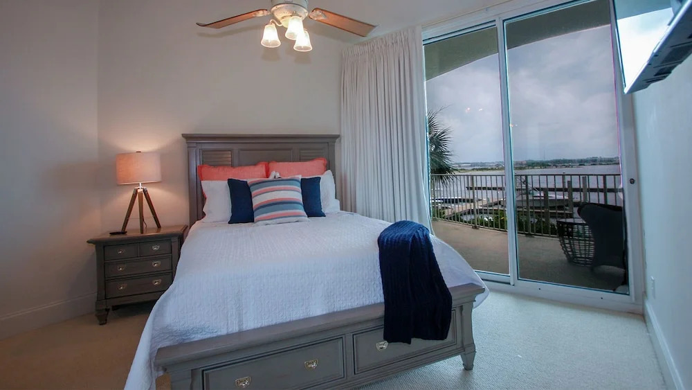 Condo With Bay View and Media Room - Unit Crb0107
