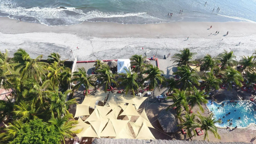 Las Hojas Resort & Beach Club
