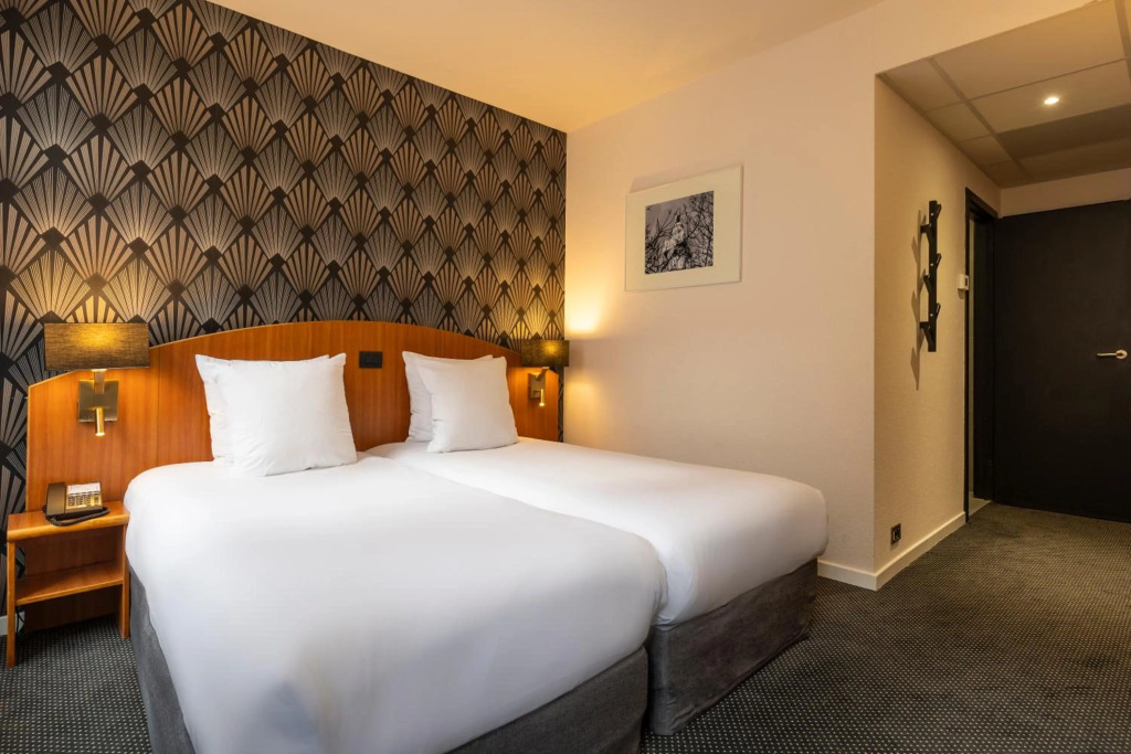 Aris Grand Place Hotel