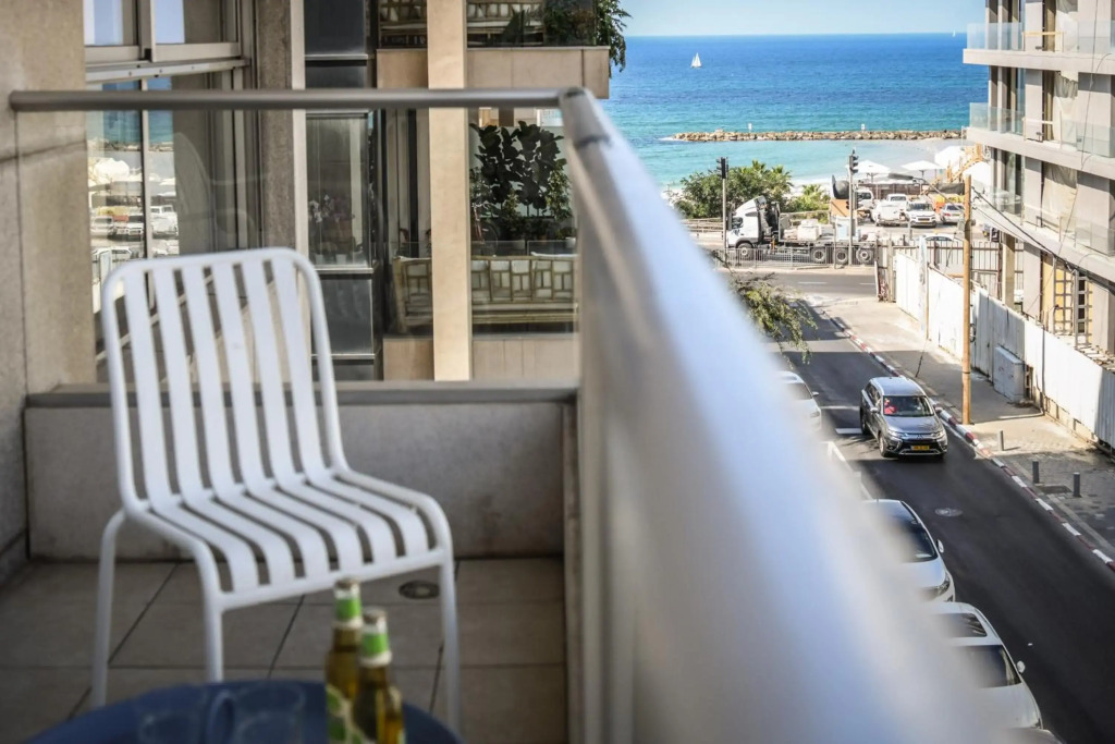 Sea View apt on Gordon 10 with Balcony and private parking