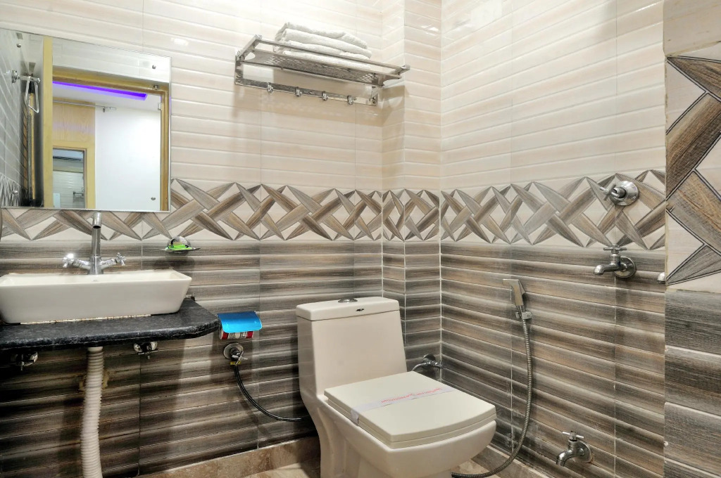Hotel Karlo Kastle 5 min walk From New Delhi Railway Station