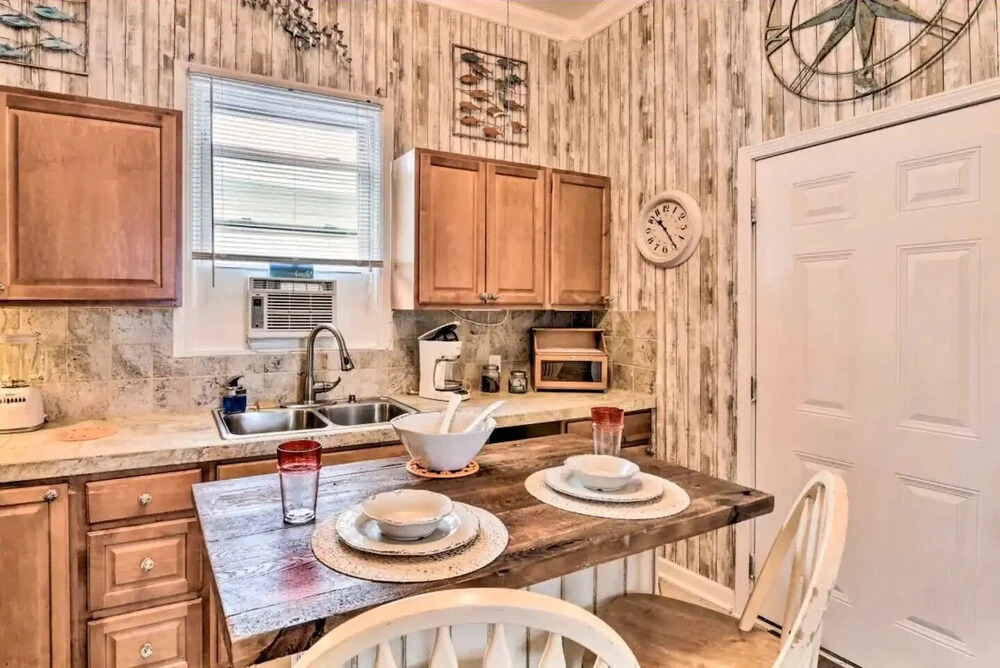 King Bed, Fenced Yard, Free Parking, Dog Friendly and Wifi - 1 BR Cottage by Redawning