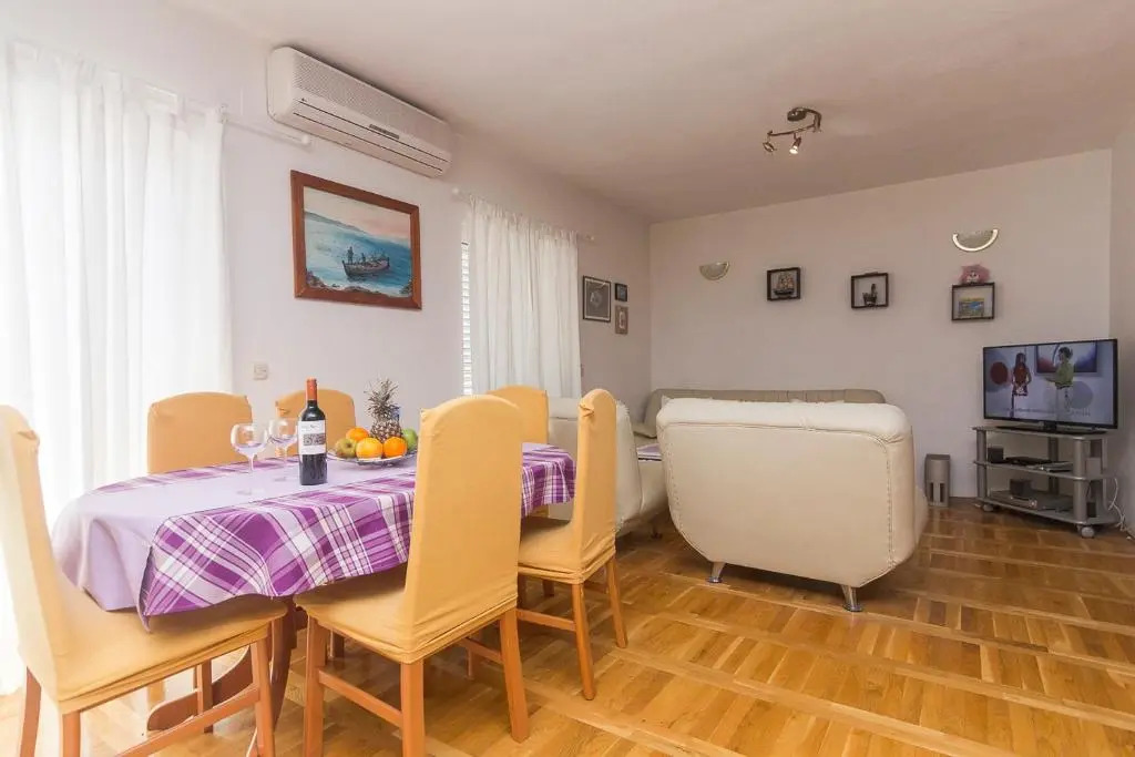 Apartment and room Marin Makarska