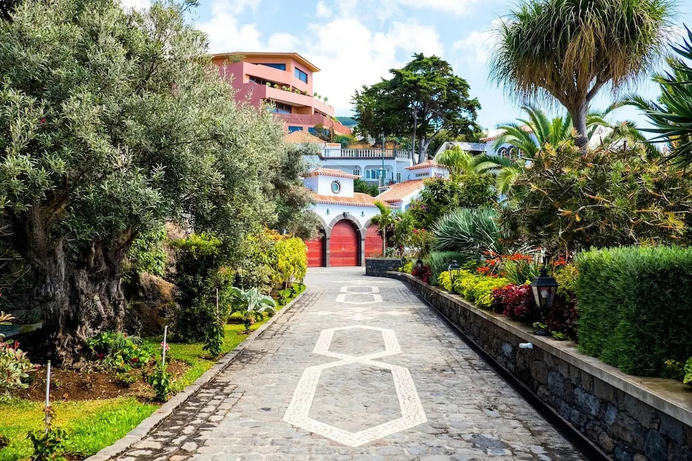 Apartment With one Bedroom in Caniço, With Wonderful sea View, Shared Pool, Enclosed Garden - 1 km From the Beach