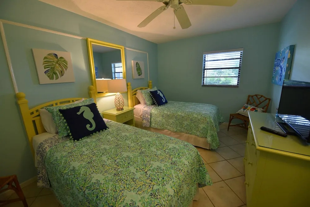 Sun Plaza West Unit 110 Apartment 2