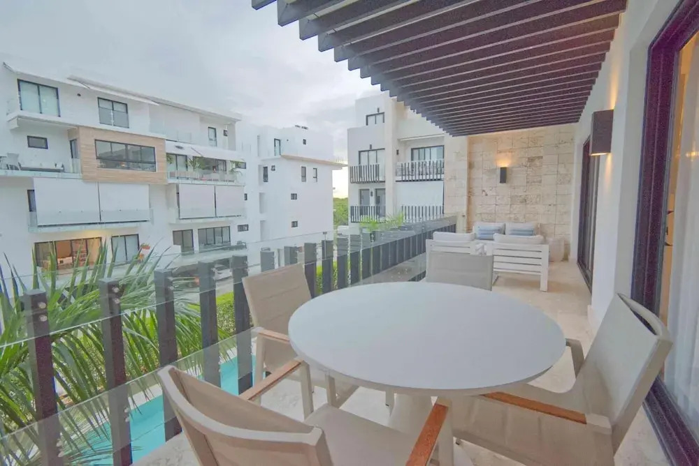 Tastefully Decorated Apartment With Centric Location Near Shops and Restaurants