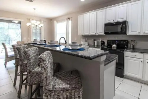 ACO PREMIUM – 8 Bd with Pool and Spa (1721)