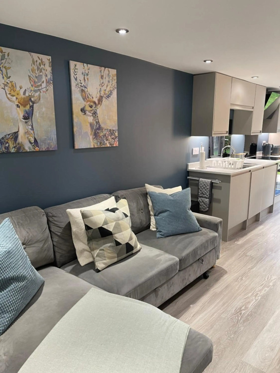One bedroom apartment close to bracknell station with parking