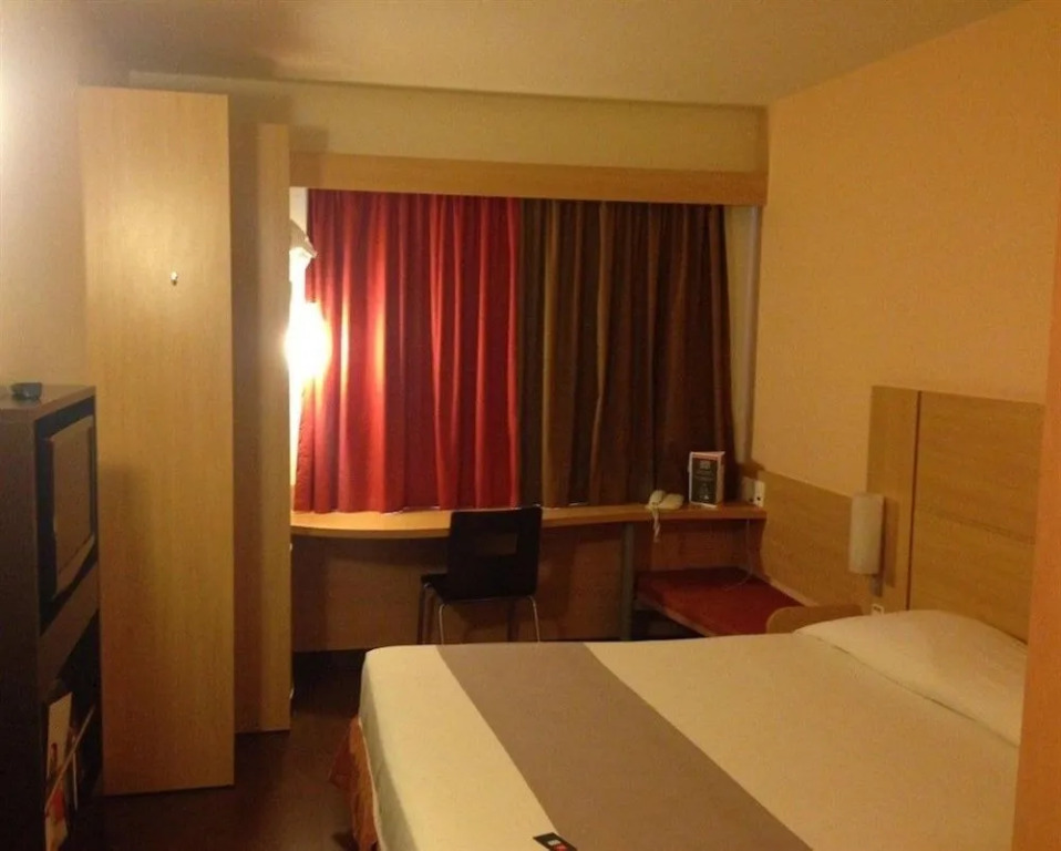 ibis Lins