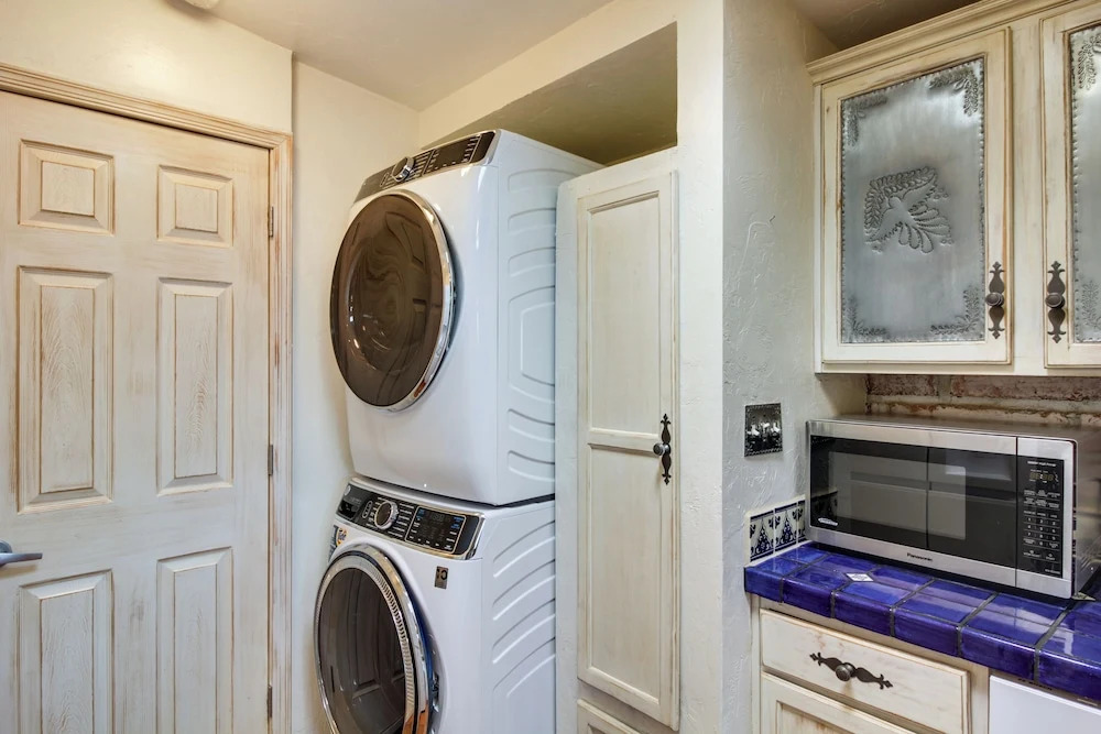 Eclectic Tucson Home 2 Mi to Saguaro National Park