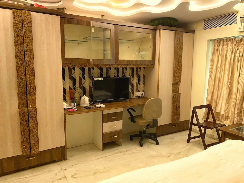 Royal Palms Luxury Service Apartment