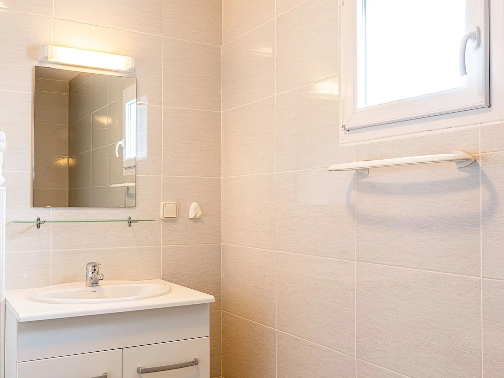 Luxurious, attractively furnished villa, 800 m. from the sea