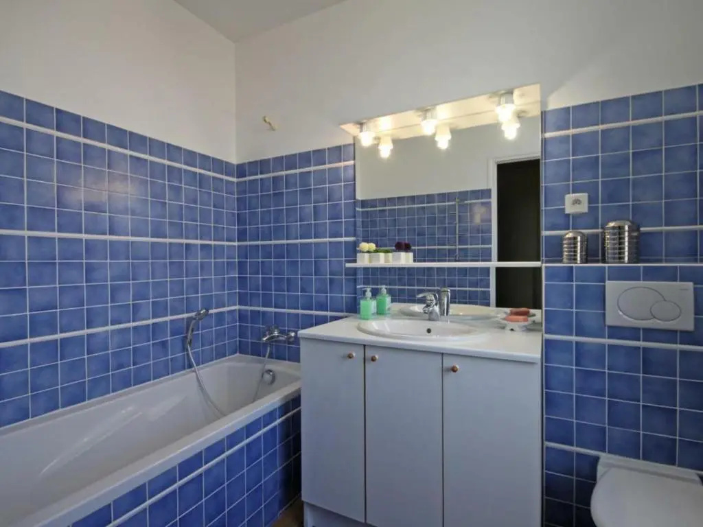 Maison Spacieuse avec Piscine Couverte et Wifi à Laleu - FR-1-497-46