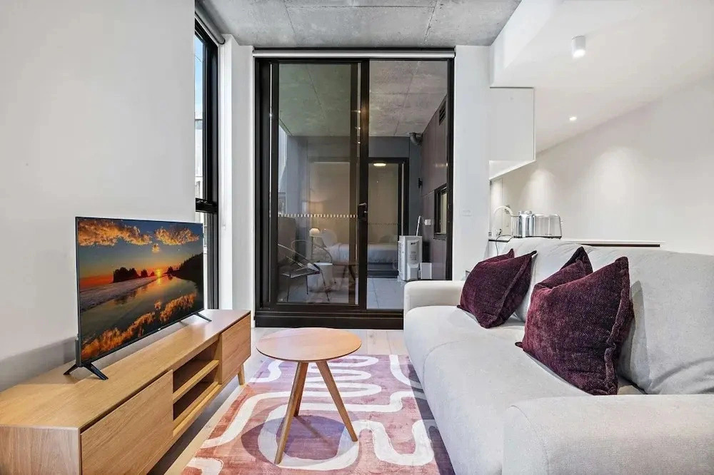 Well-lit 2-bed Apartment With Balcony