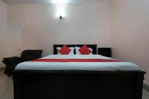 Chandra Manor by OYO Rooms