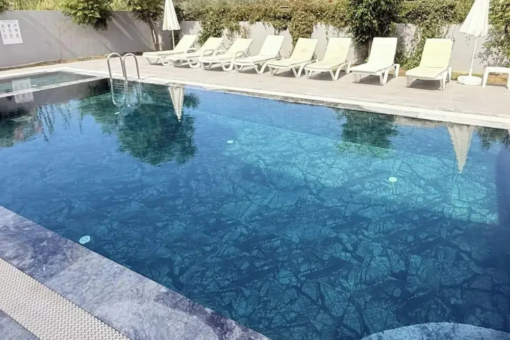 Villa-Sleeps 8-Parking-Pool-Bbq