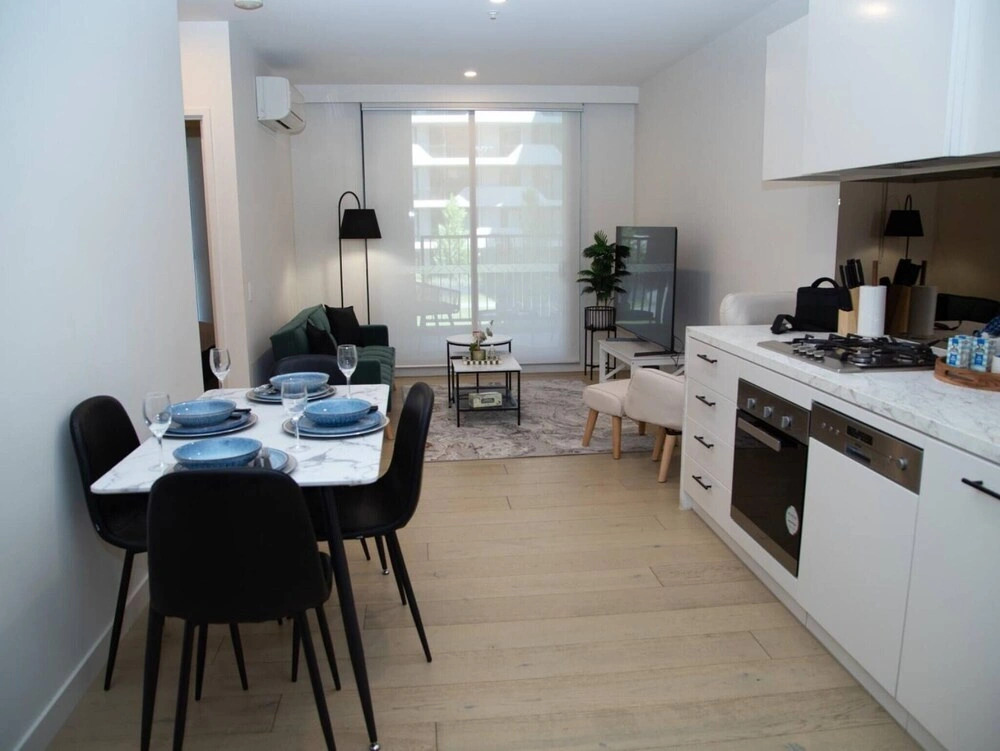 Clayton Luxe Retreat- Elegant 2 BDR With Balcony