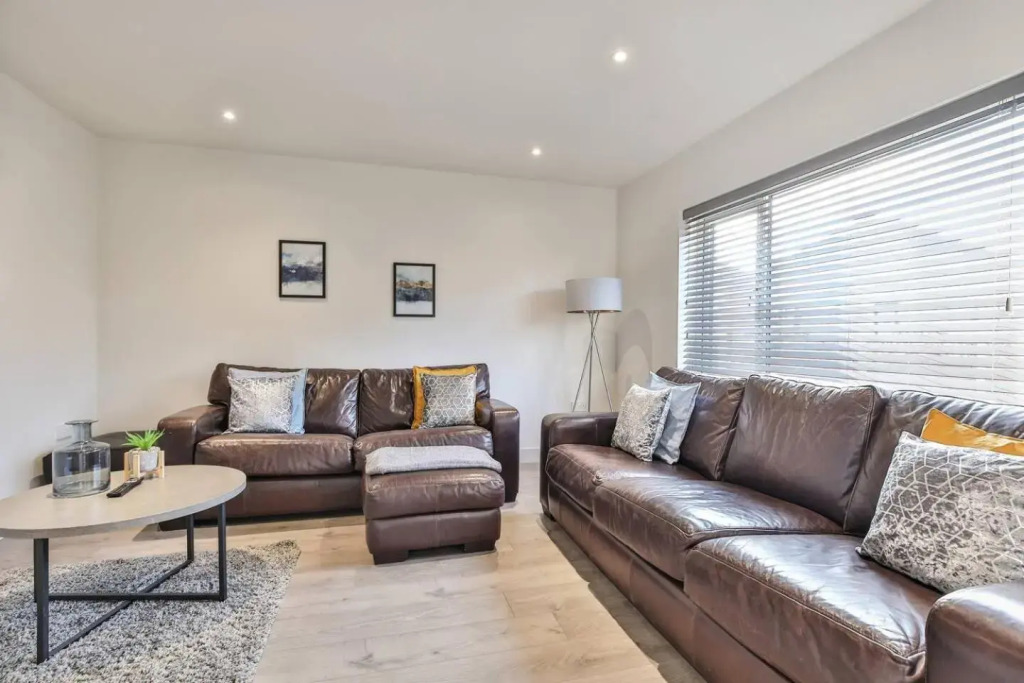 Modern, Cosy & Convenient 3 bed 2 bath House WiFi Parking