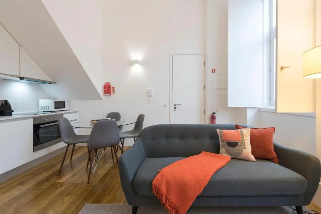 LovelyStay - Cozy Duplex with Patio right off train&metro station