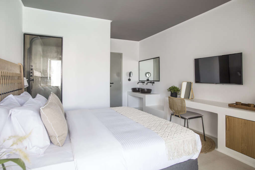 Adorno Beach Hotel and Suites