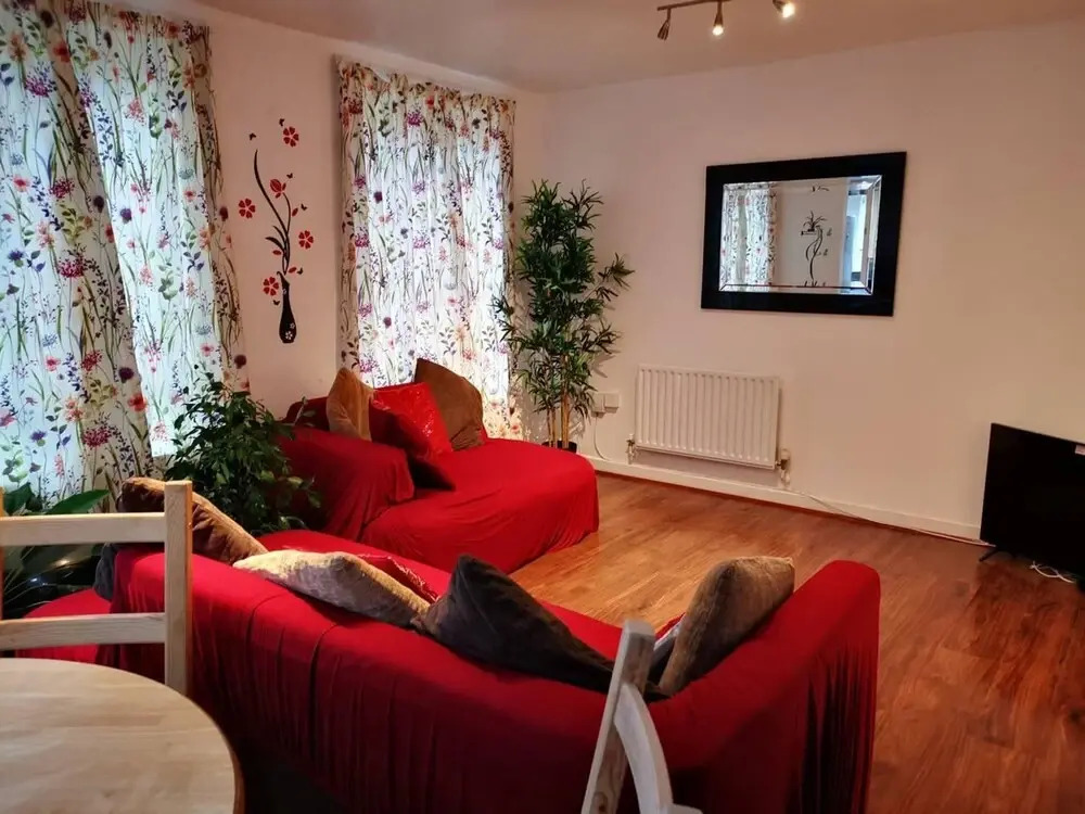 London - 2 Bed Flat - Sleeps 4 - Parking - Wifi