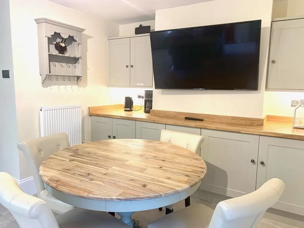 The Farmhouse - Sleeps 12 with Private Grounds