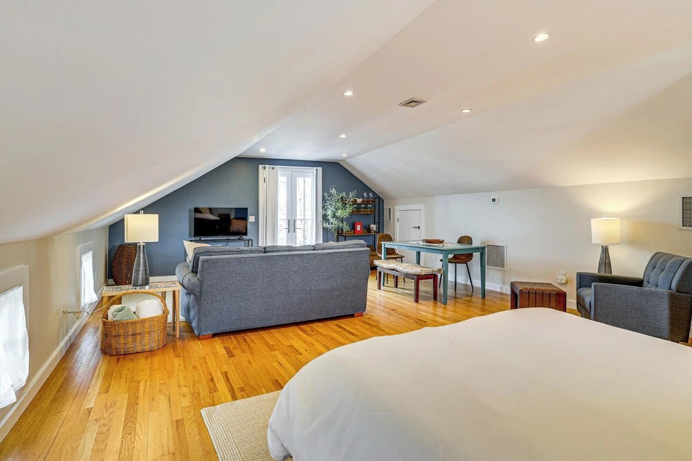 Walk to Coast! Convenient Cottage in Dtwn Madison