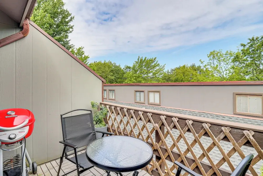 Modern Mountain Escape in Poconos: Walk to Slopes!