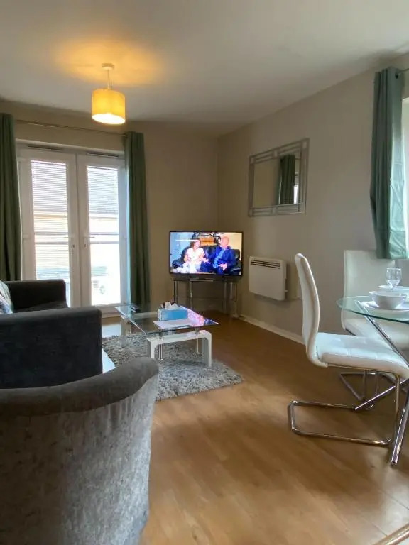 Modern Two Bedroom Apartment with Free Parking, Wifi and Netflix by HP Accommodation
