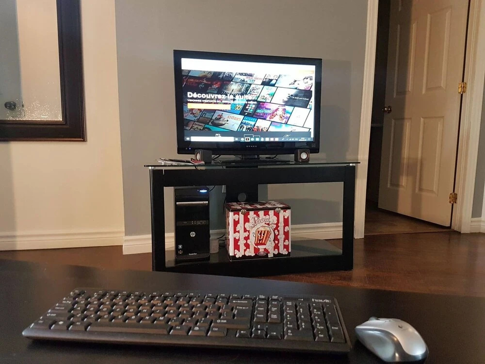 Stylish Apartment, One Bedroom, Parking, Near Everything