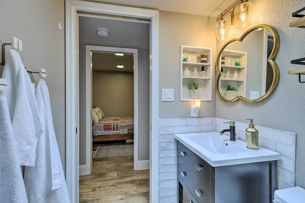 Luxe Route 66 Getaway w/ A/C in Downtown Williams!