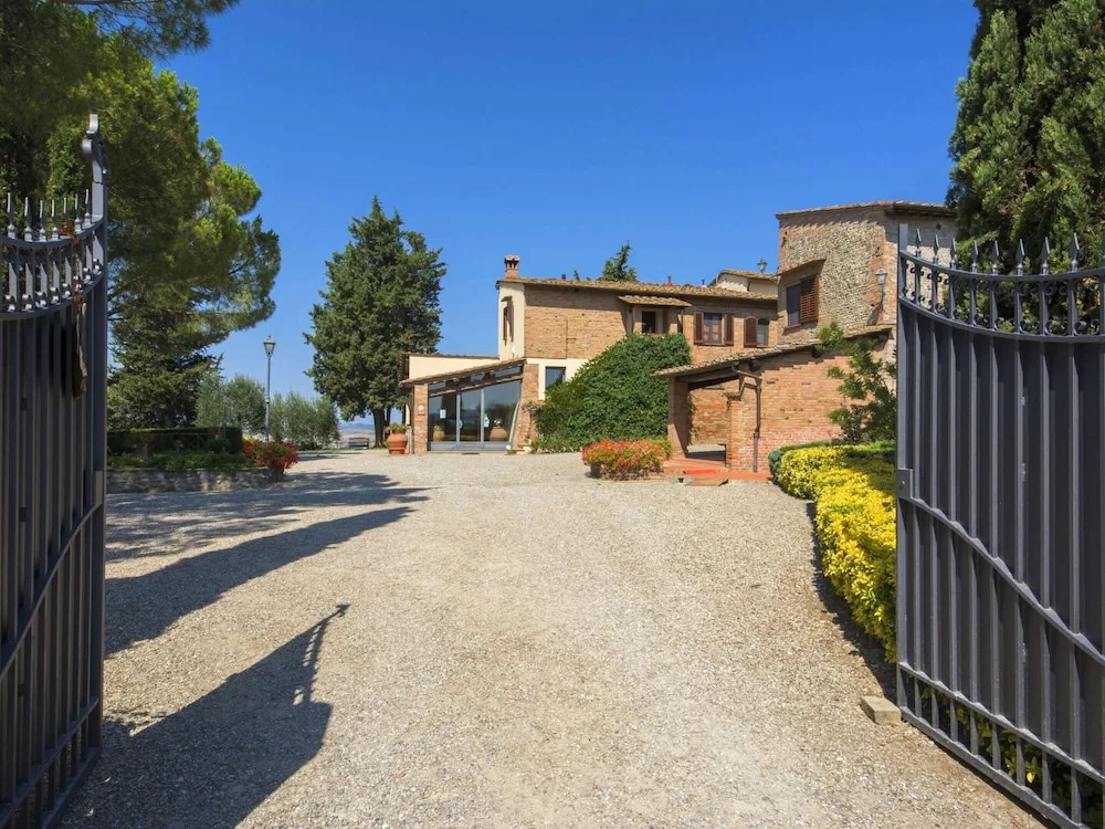 Flat with shared pool and air conditioning