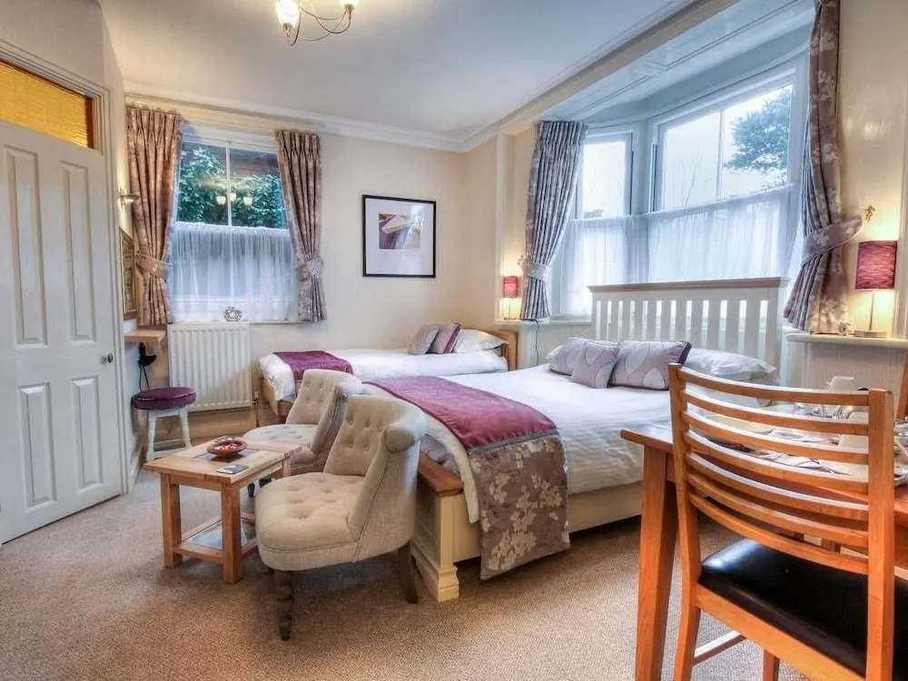 Brooklands Lodge - Bed & Breakfast