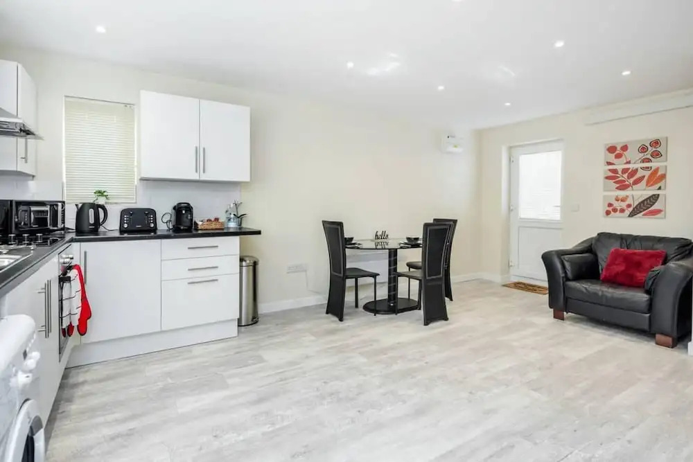 Cosy 2BR Maisonette Near Hospital & Stations