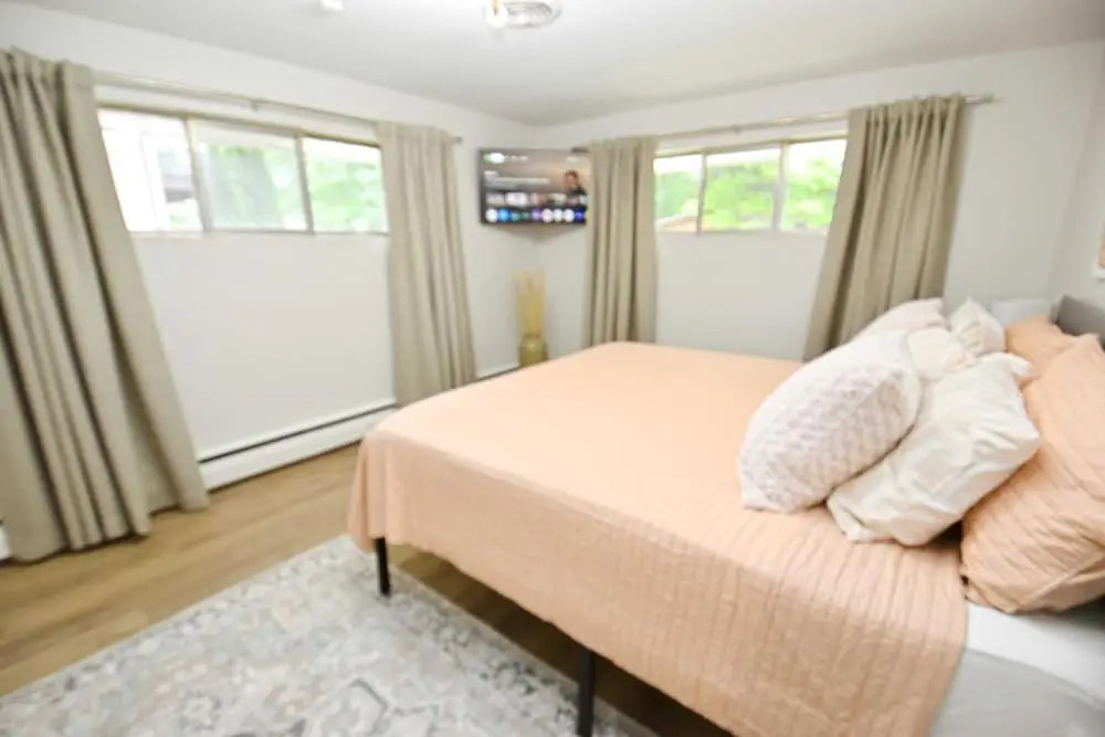 Mid Century Modern With Modern Touches 10 min Walk to Notre Dame 1831