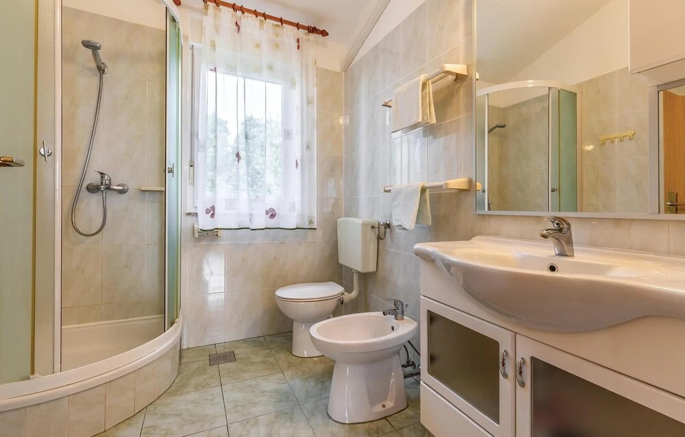 Stunning Home in Liznjan With Wifi and 3 Bedrooms