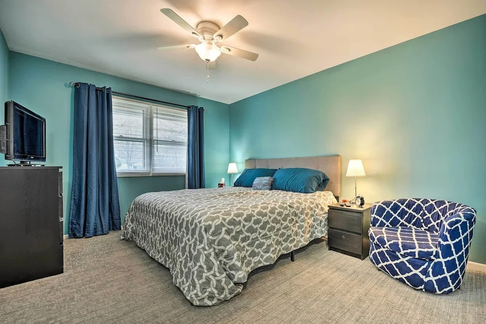 Homey Duplex - 10 Mi to Downtown Grand Rapids!