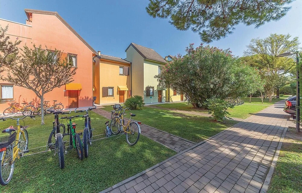 3 Bedroom Lovely Home In Albarella Ro