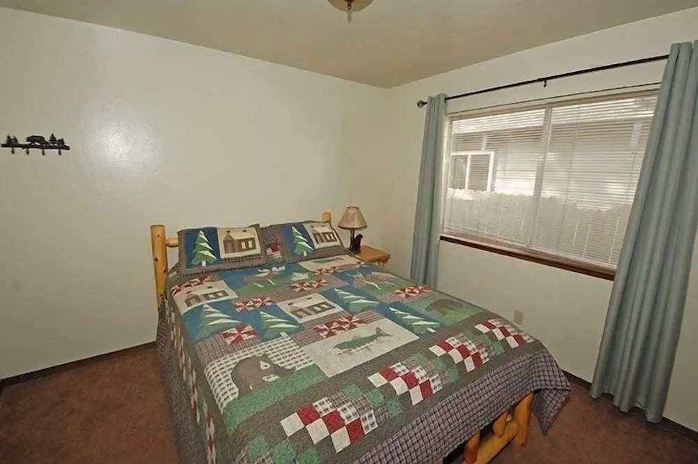 1987 Cherokee St. 3 Bedroom Home by RedAwning