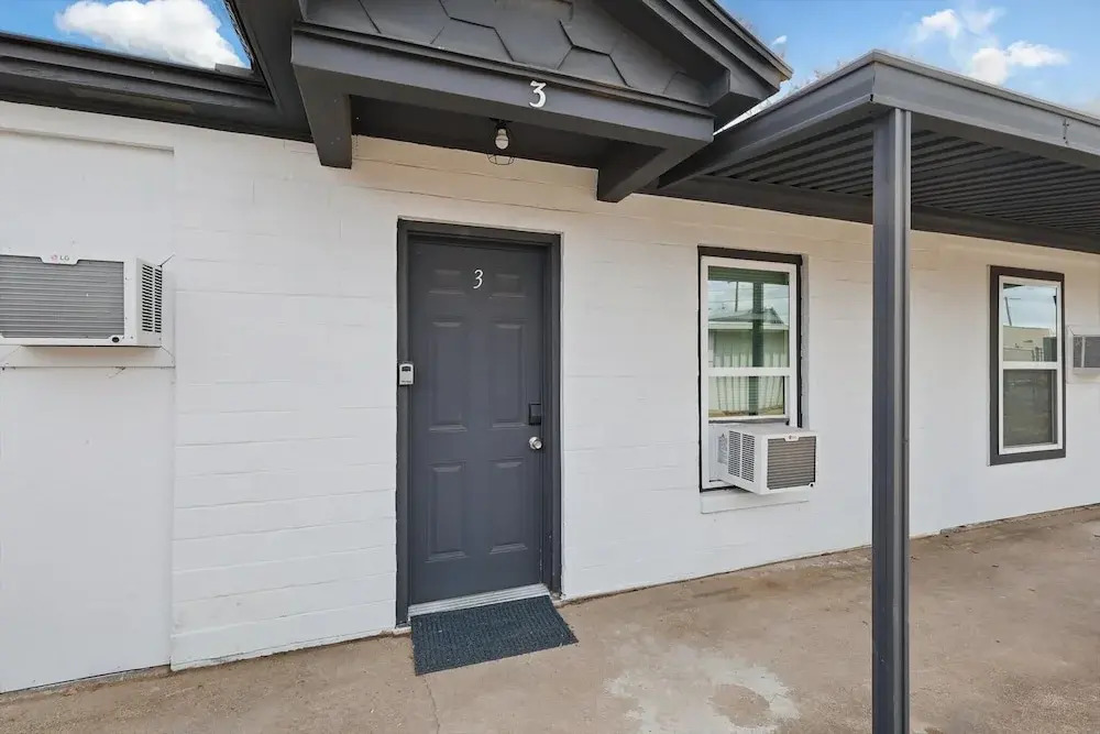 Modern 4BR 2BA Home With Hot Tub-grill & Huge Yard