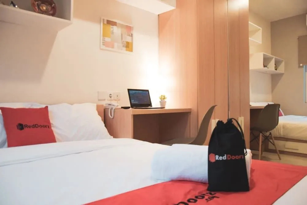 RedDoorz Plus Syariah near Manggarai Station 3