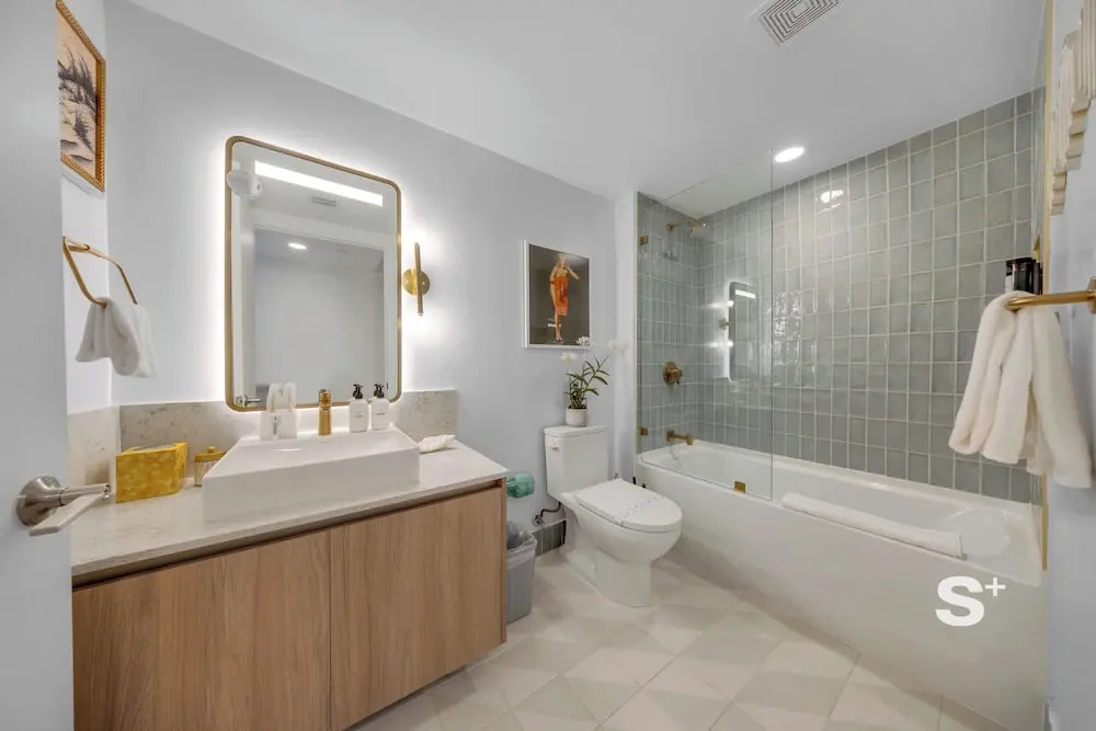 Chic 2BD Downtown Condo with Water Views
