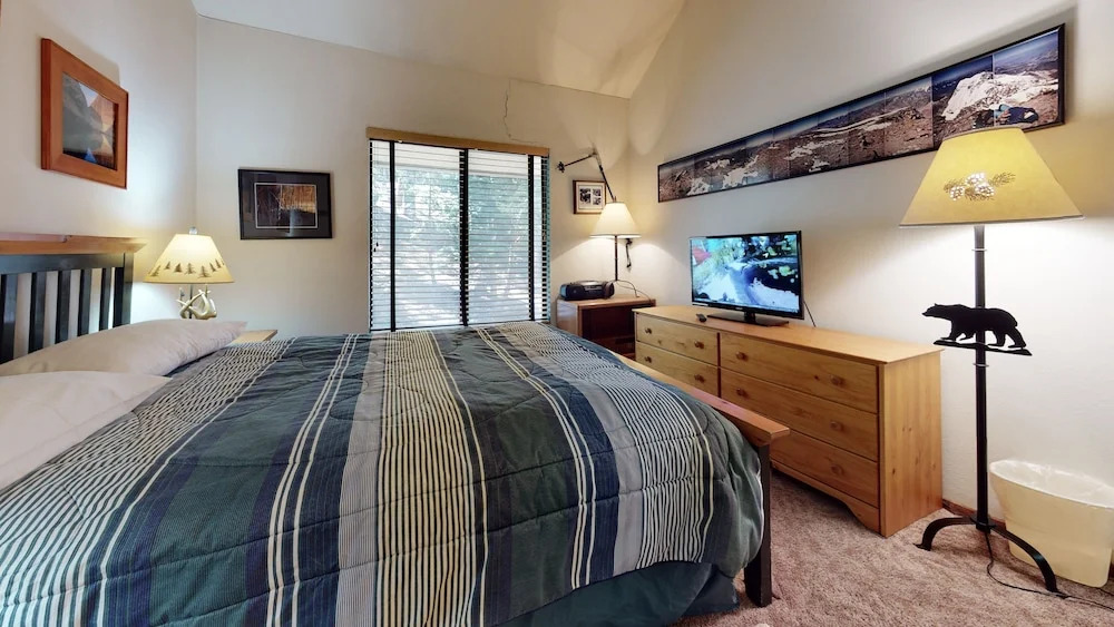 Hidden Valley 104 Convenient and Cozy, Short walk to The Village Gondola by RedAwning