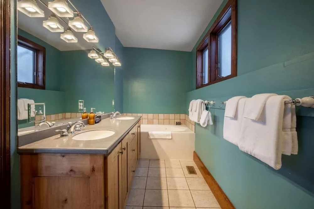 Raddon - Park City Retreat w Hot Tub & Balcony