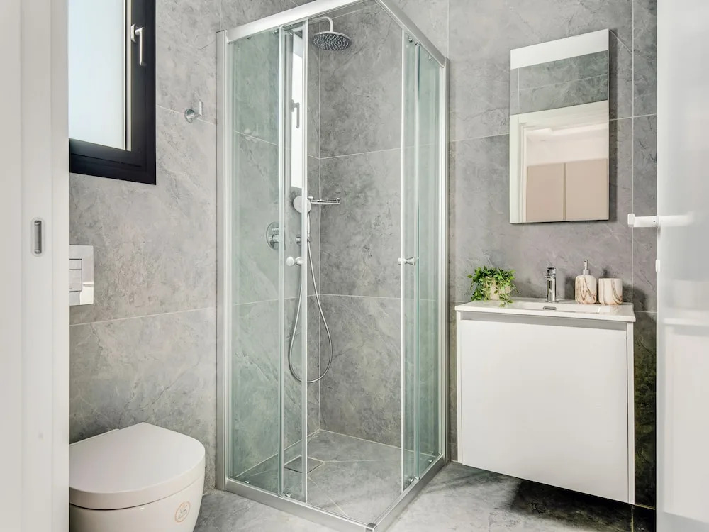 Sanders Crystal 1 - Large 4-bdr Penthouse With Shared Pool